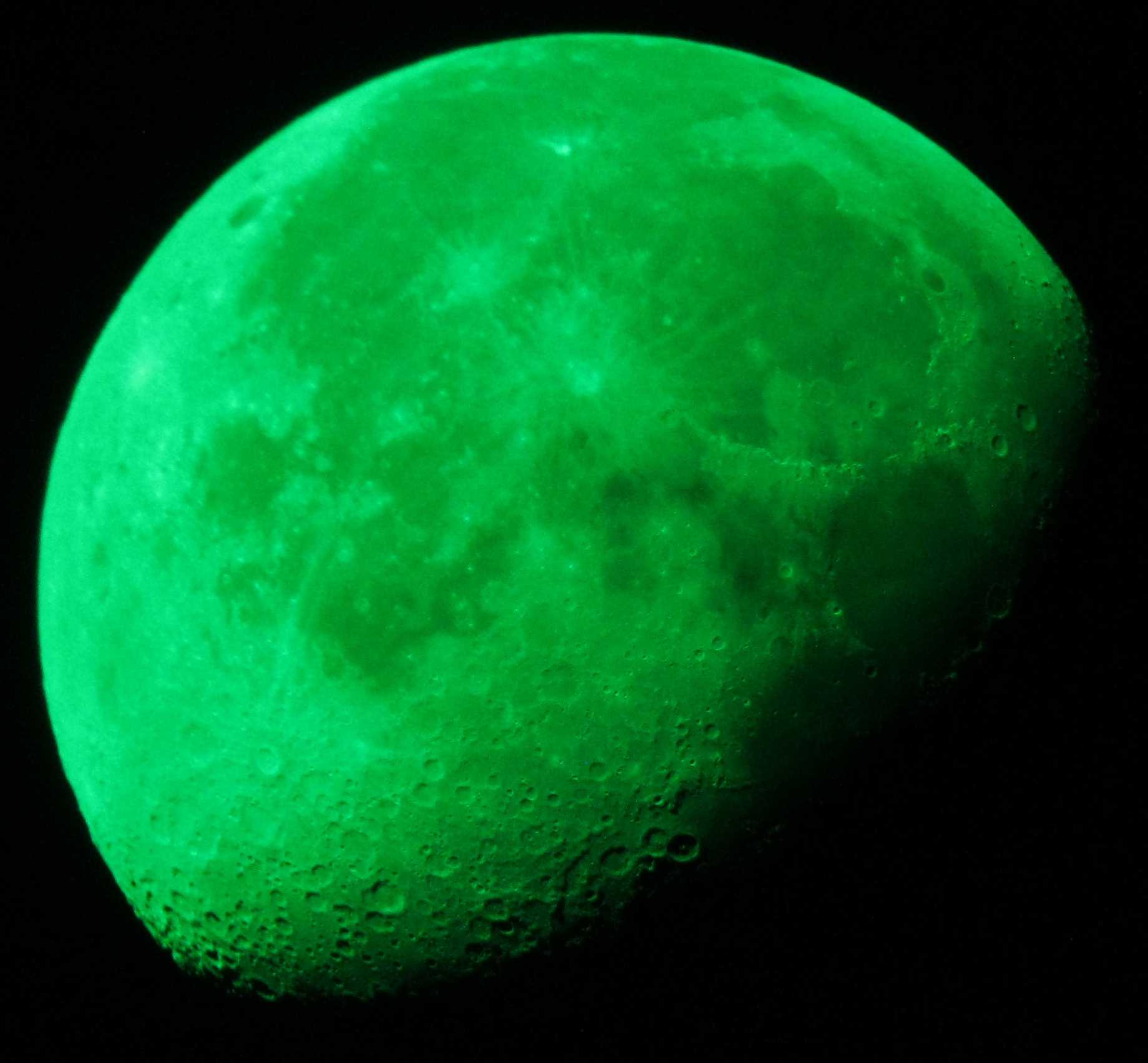 Есть зеленая луна. Зеленая Луна. Салатовая Луна. Зеленоватая Луна. Луна зеленого цвета.